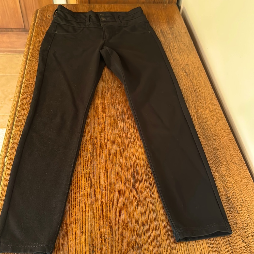 Celebrity Pink Black Skinny Jeans. Used in New Condition. Size 1 / 25
